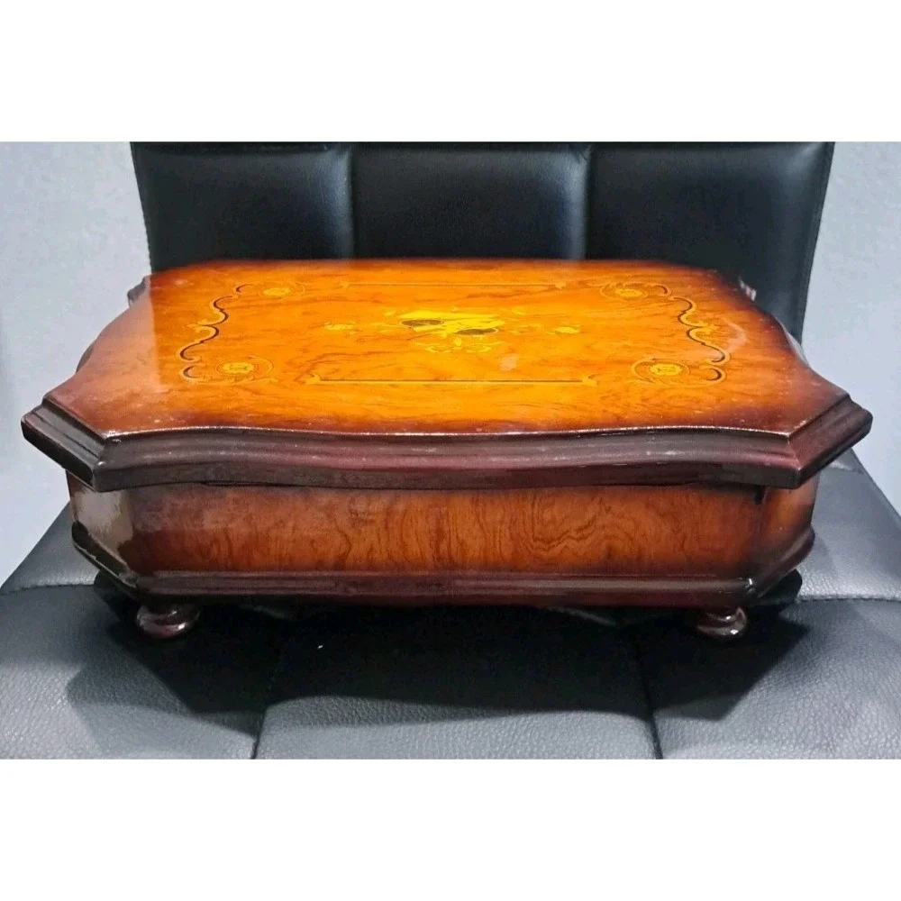 wooden jewelry‎ box with violin pictured on top